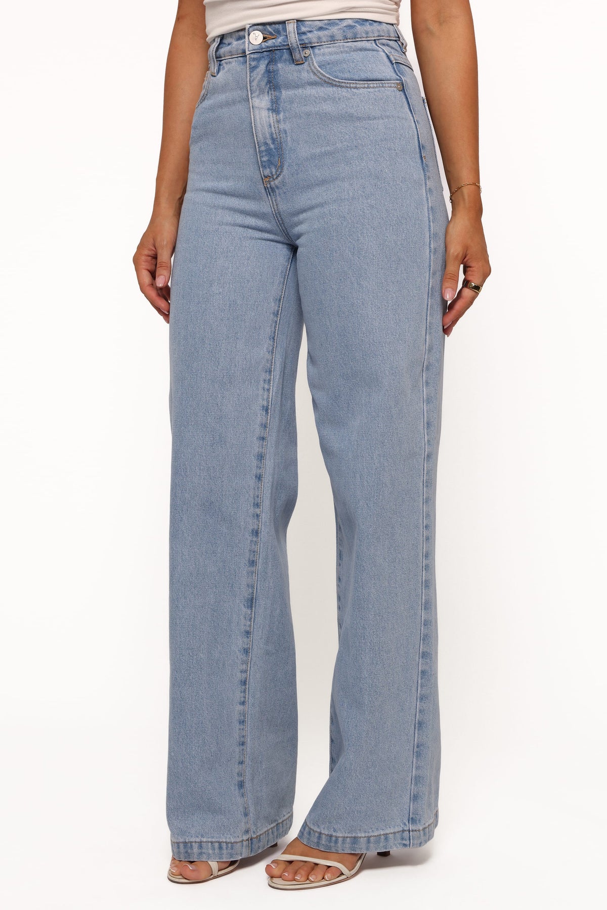 Abrand 94 High Wide Jeans in Kendall – view 2 of 5