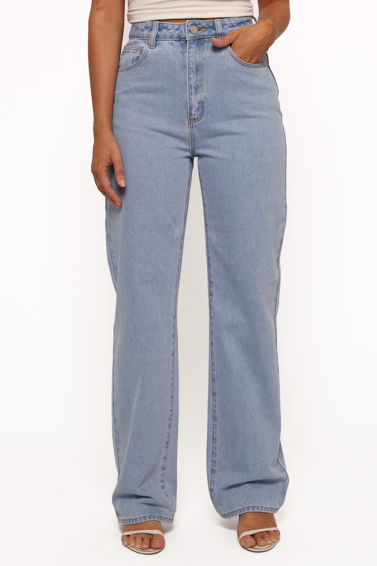 Abrand Carrie Jeans in Kendall – view 2 of 7