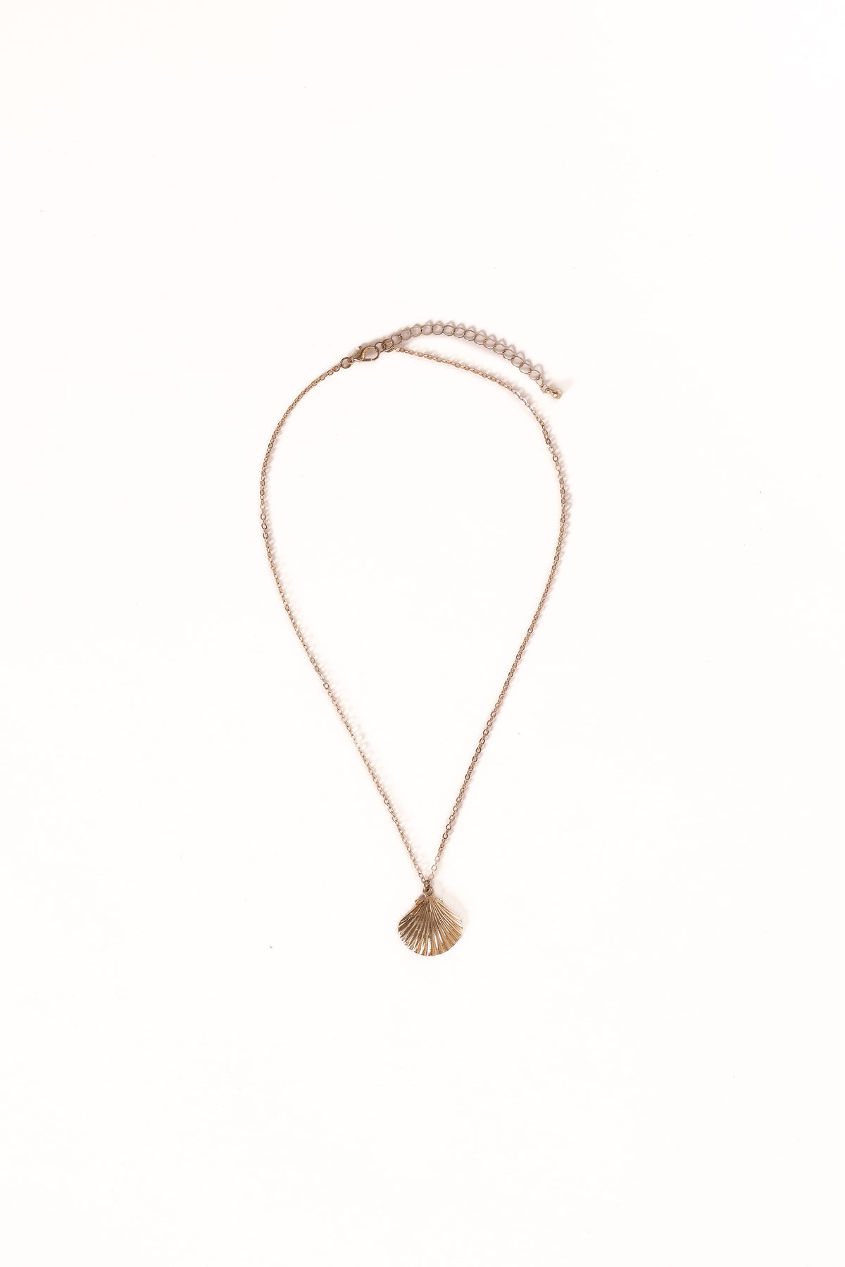 Shell Necklace in Gold – view 3 of 5
