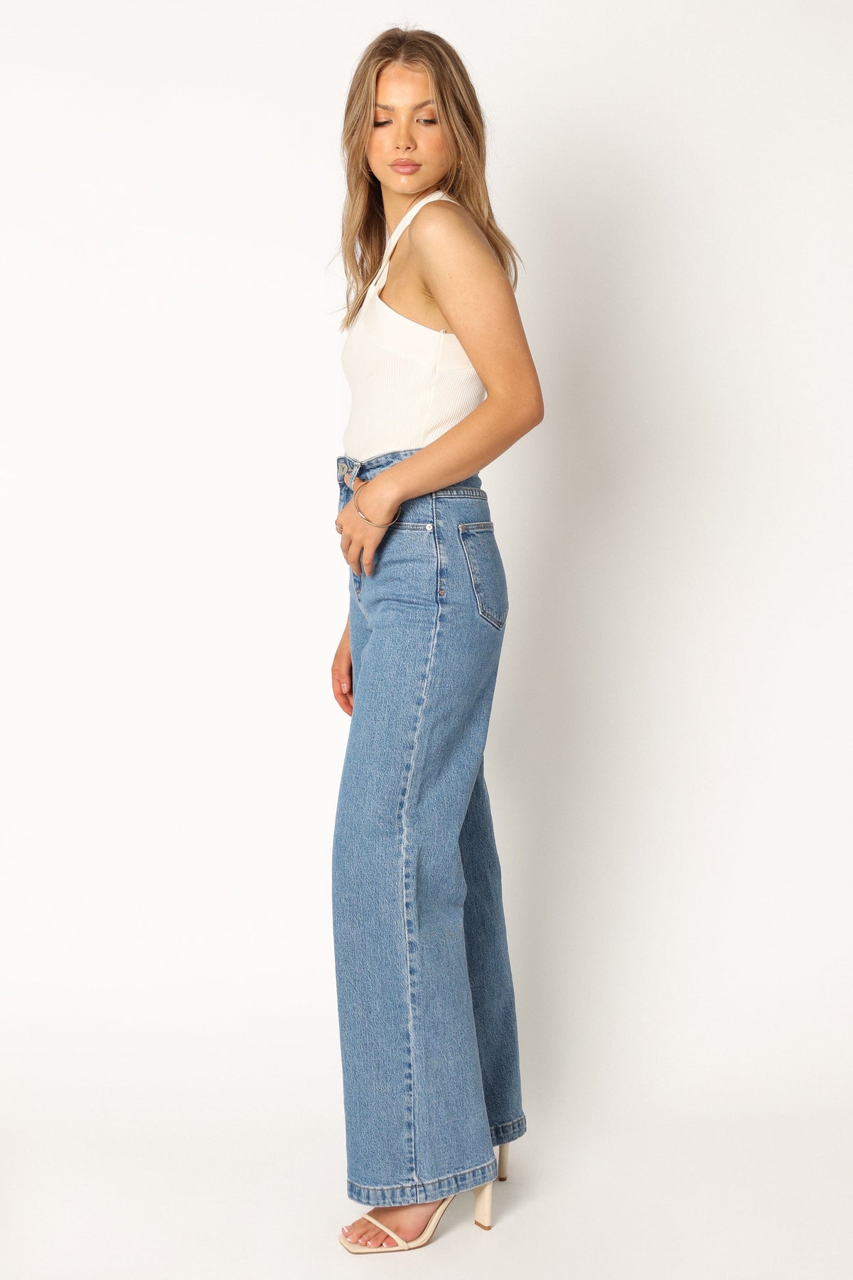 Abrand 94 High Wide Jeans in Debbie – view 4 of 11