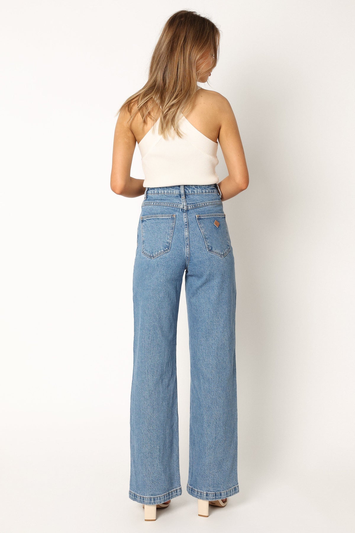 Abrand 94 High Wide Jeans in Debbie – view 5 of 11