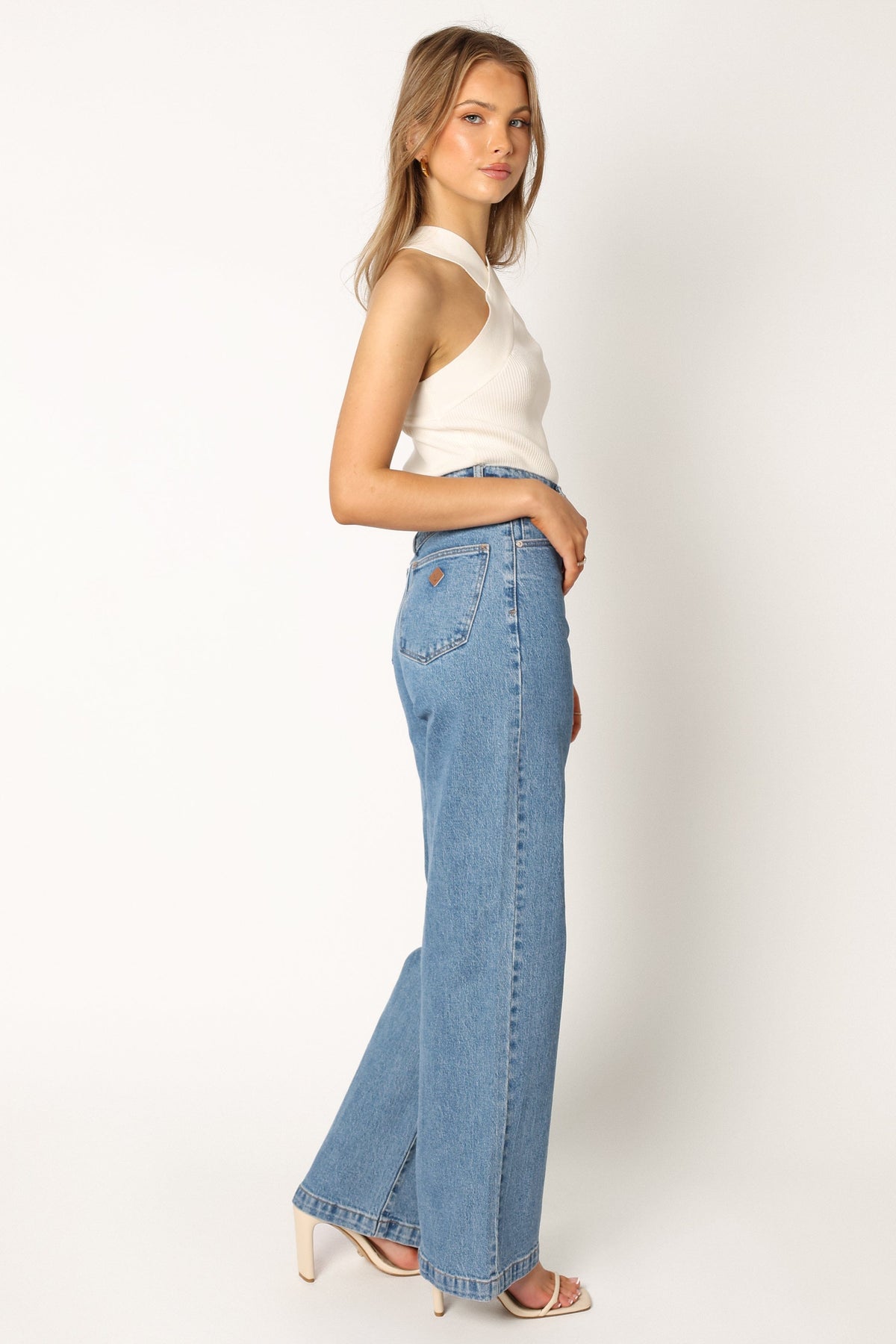 Abrand 94 High Wide Jeans in Debbie – view 9 of 11