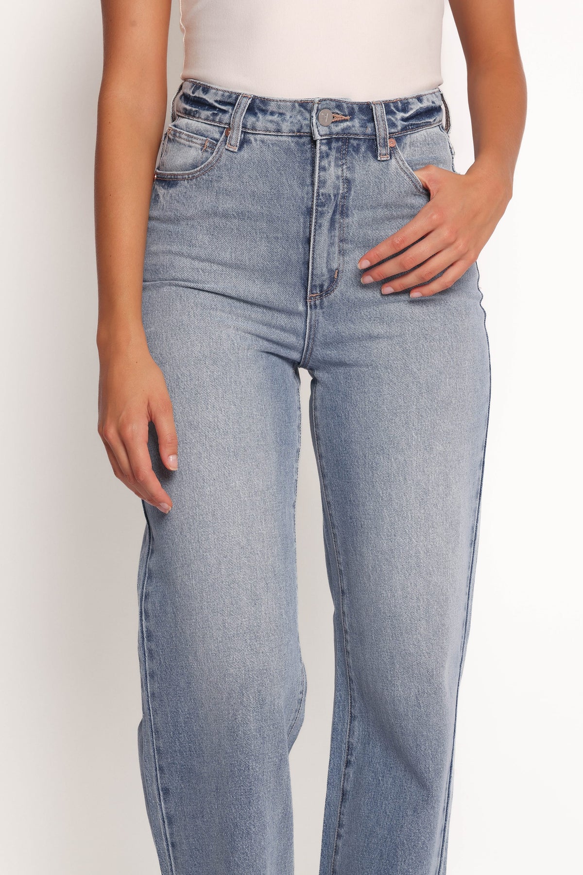 Abrand 94 High Wide Jeans in Liv – view 3 of 9