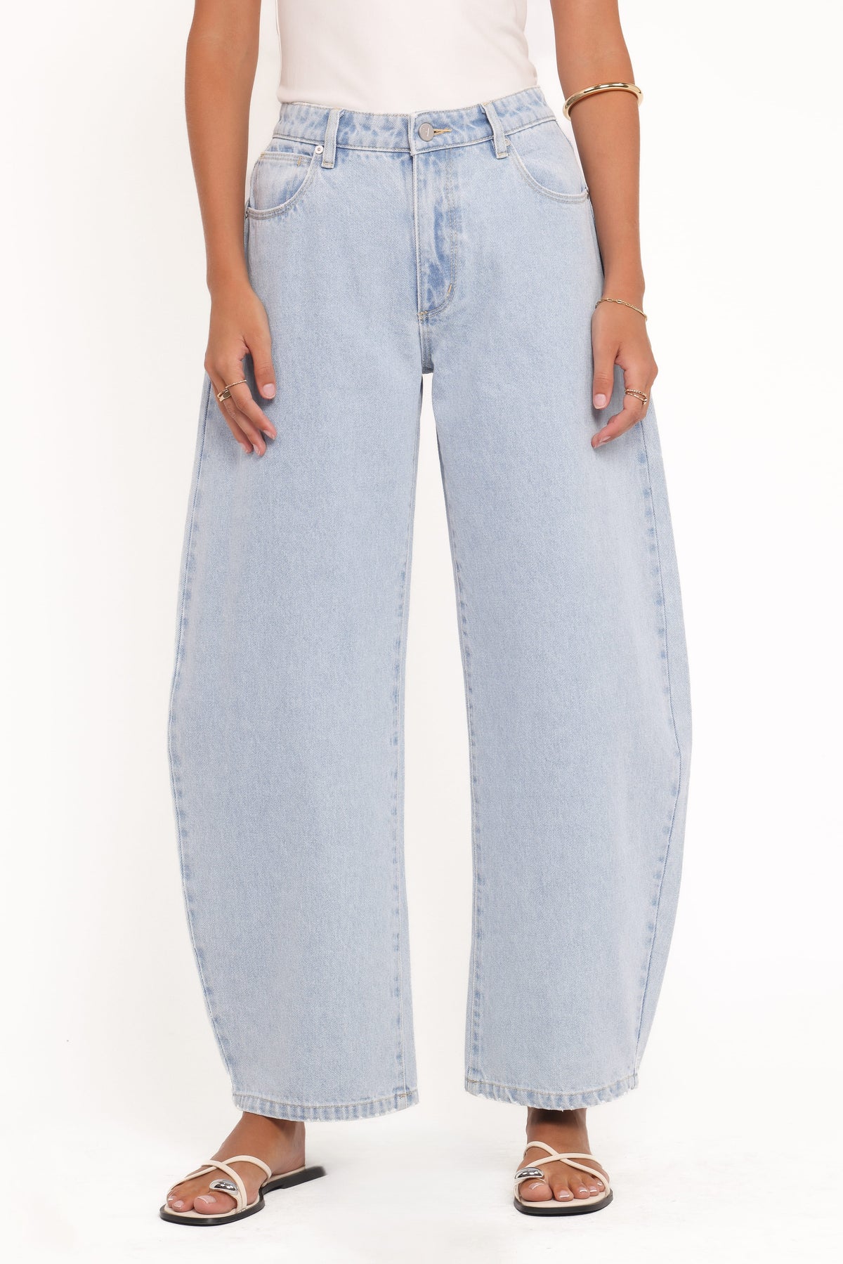 Abrand 95 Barrel Jeans in Kendall – view 3 of 8