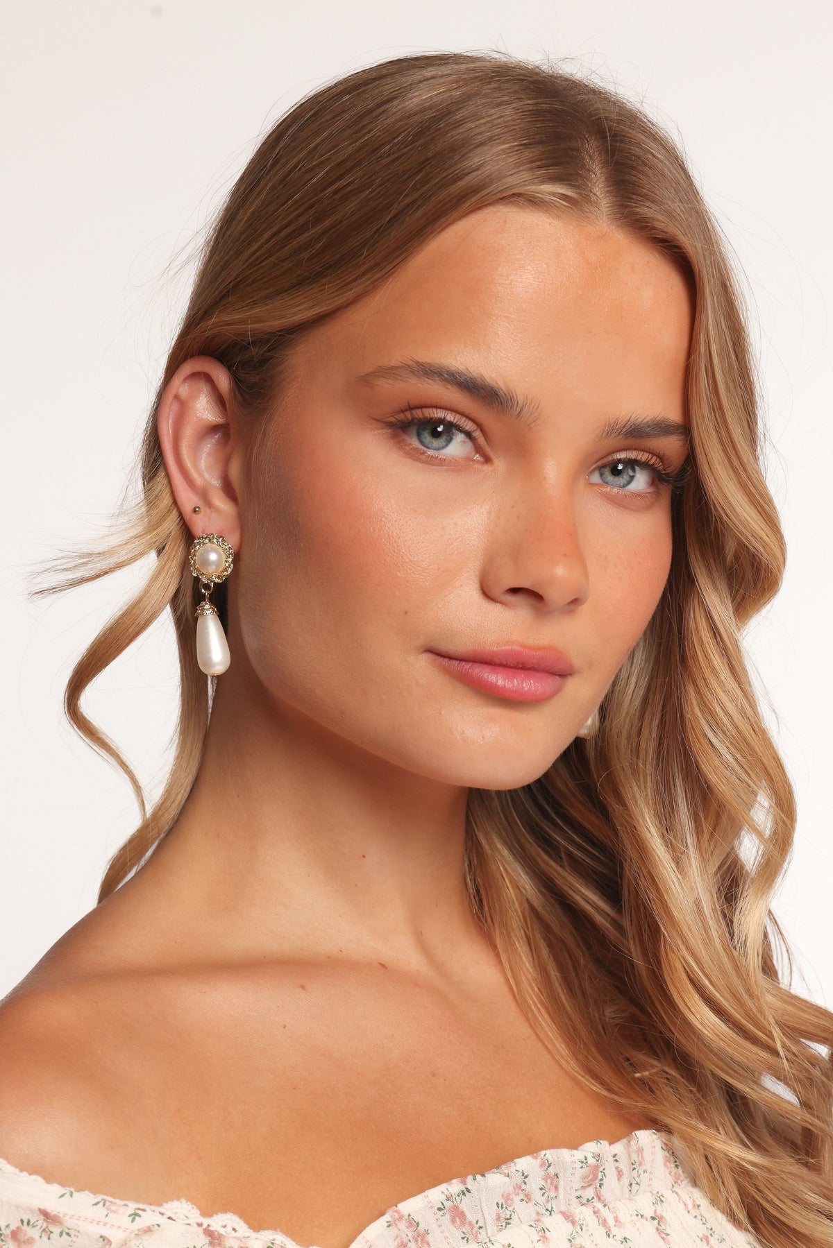 Estelle Earrings in Gold/Pearl – view 2 of 4