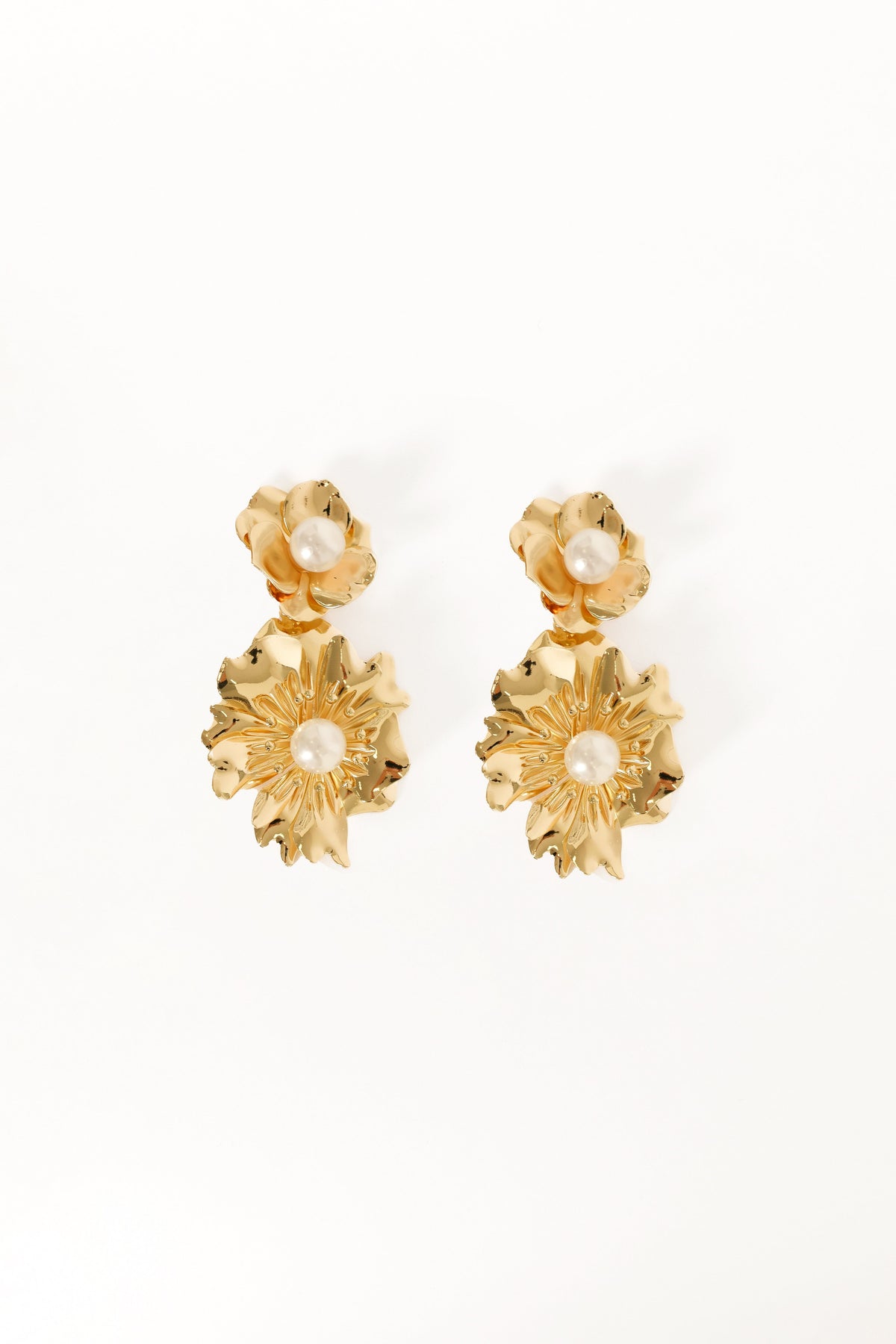 Lilou Flower Pearl Earrings in Gold – view 1 of 2