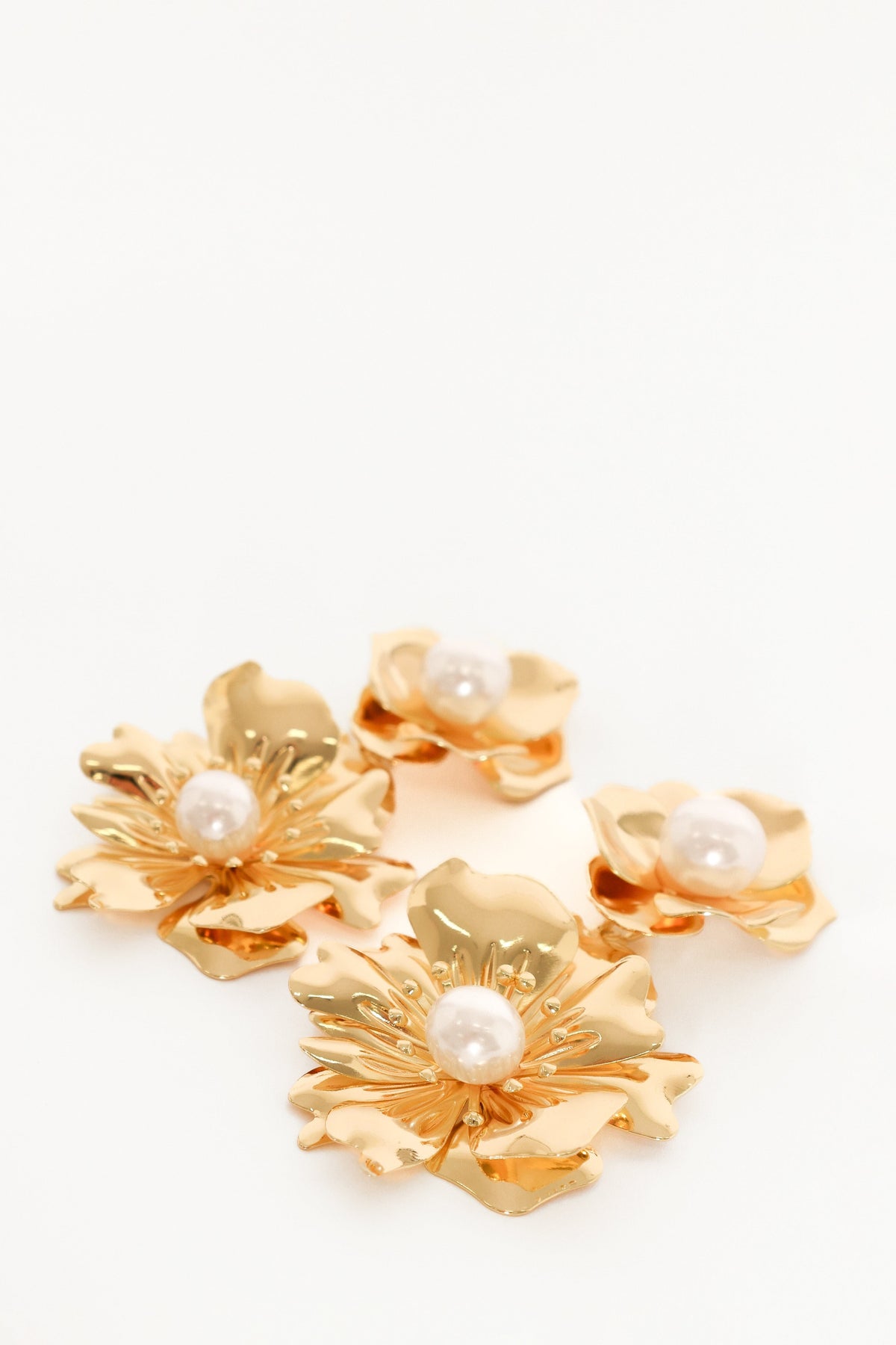 Lilou Flower Pearl Earrings in Gold – view 2 of 2