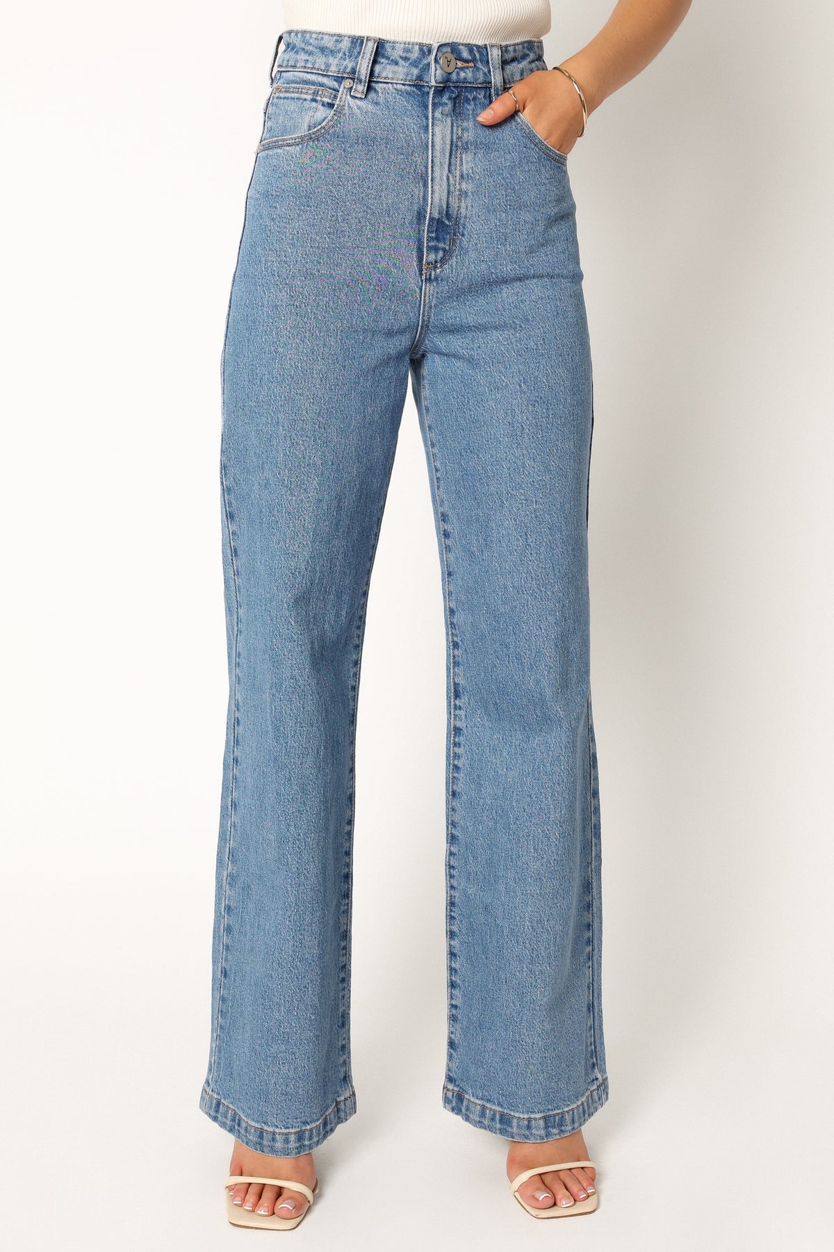 Abrand 94 High Wide Jeans in Debbie – view 8 of 11