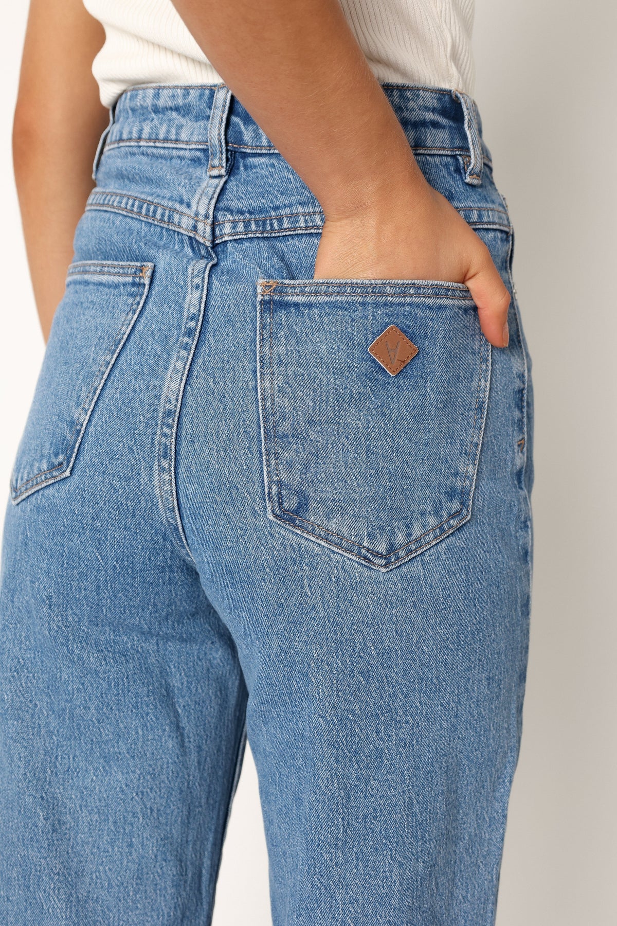 Abrand 94 High Wide Jeans in Debbie – view 10 of 11