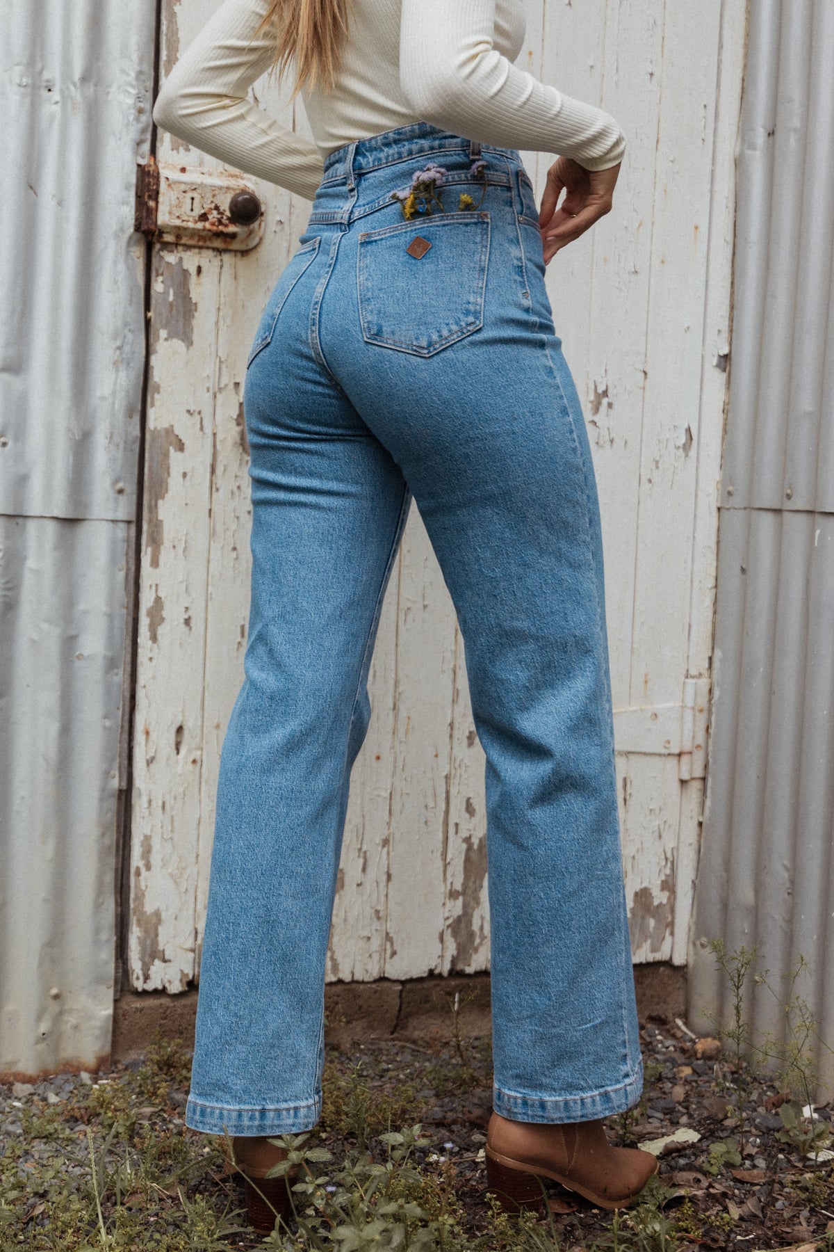 Abrand 94 High Wide Jeans in Debbie – view 2 of 11
