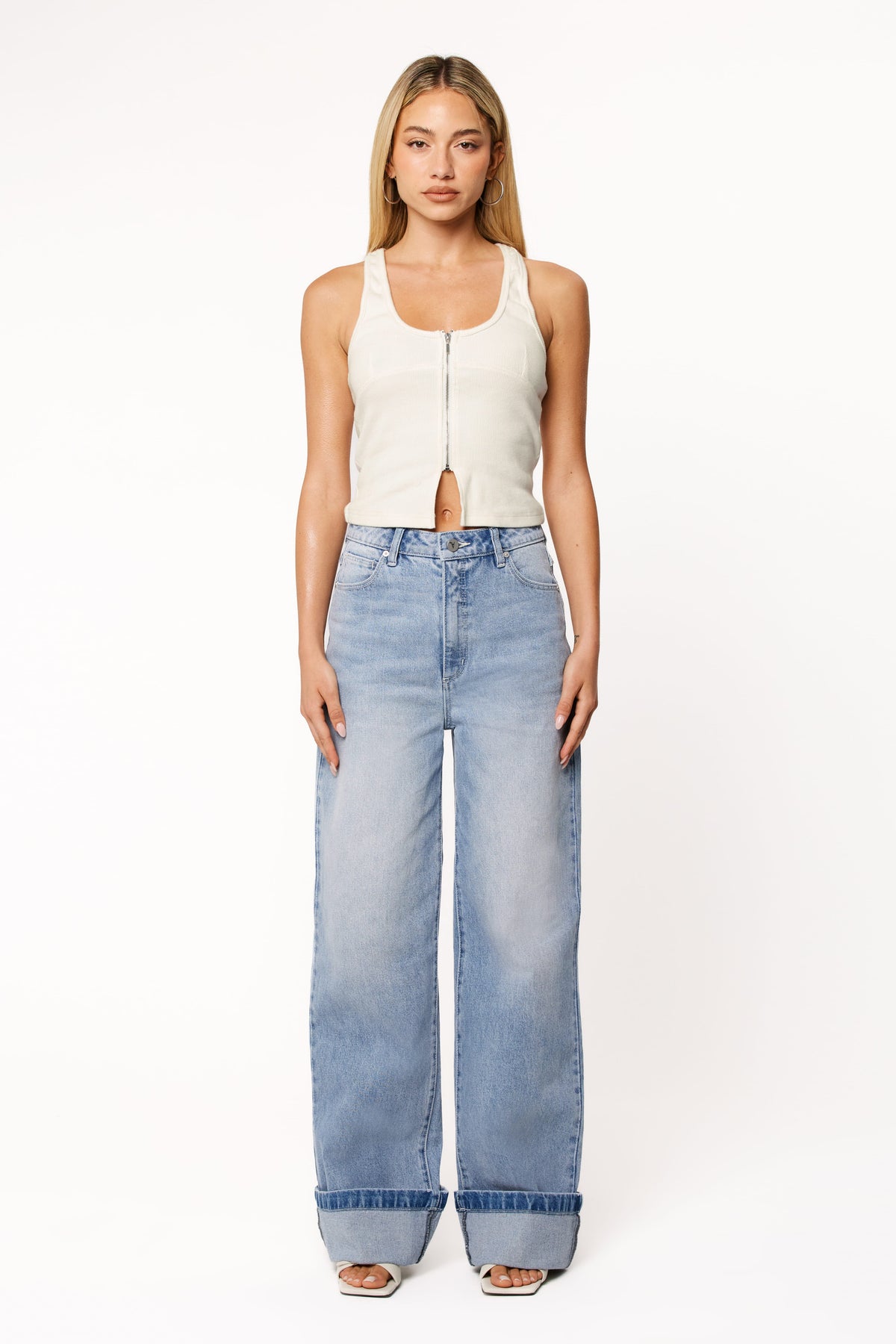 Abrand 94 High Wide Jeans in Jordan Worn Turn Up – view 4 of 5