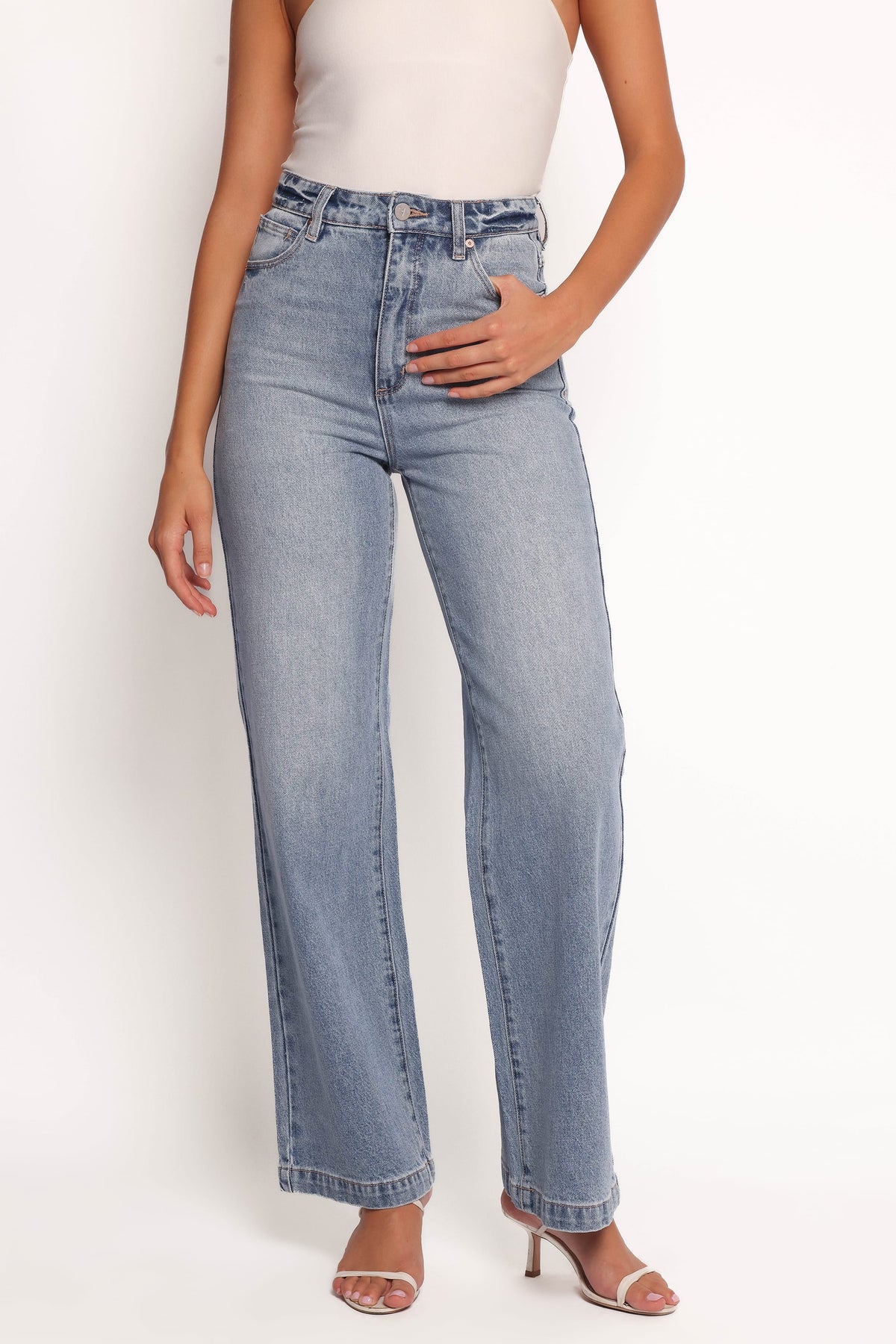 Abrand 94 High Wide Jeans in Liv – view 2 of 9