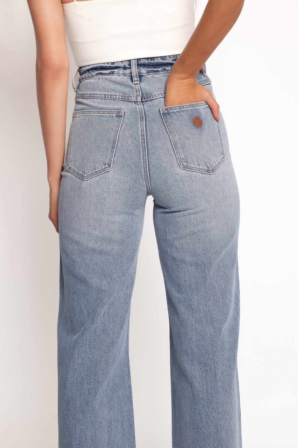 Abrand 94 High Wide Jeans in Liv – view 6 of 9