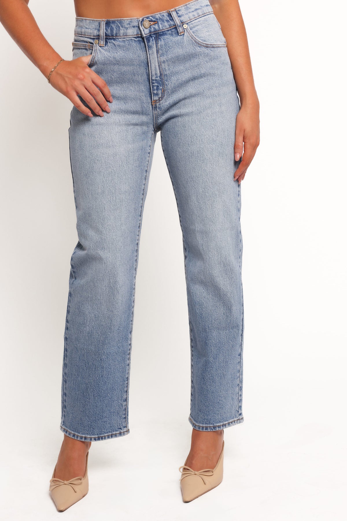 Abrand Mid Straight Jeans in Felicia – view 1 of 8