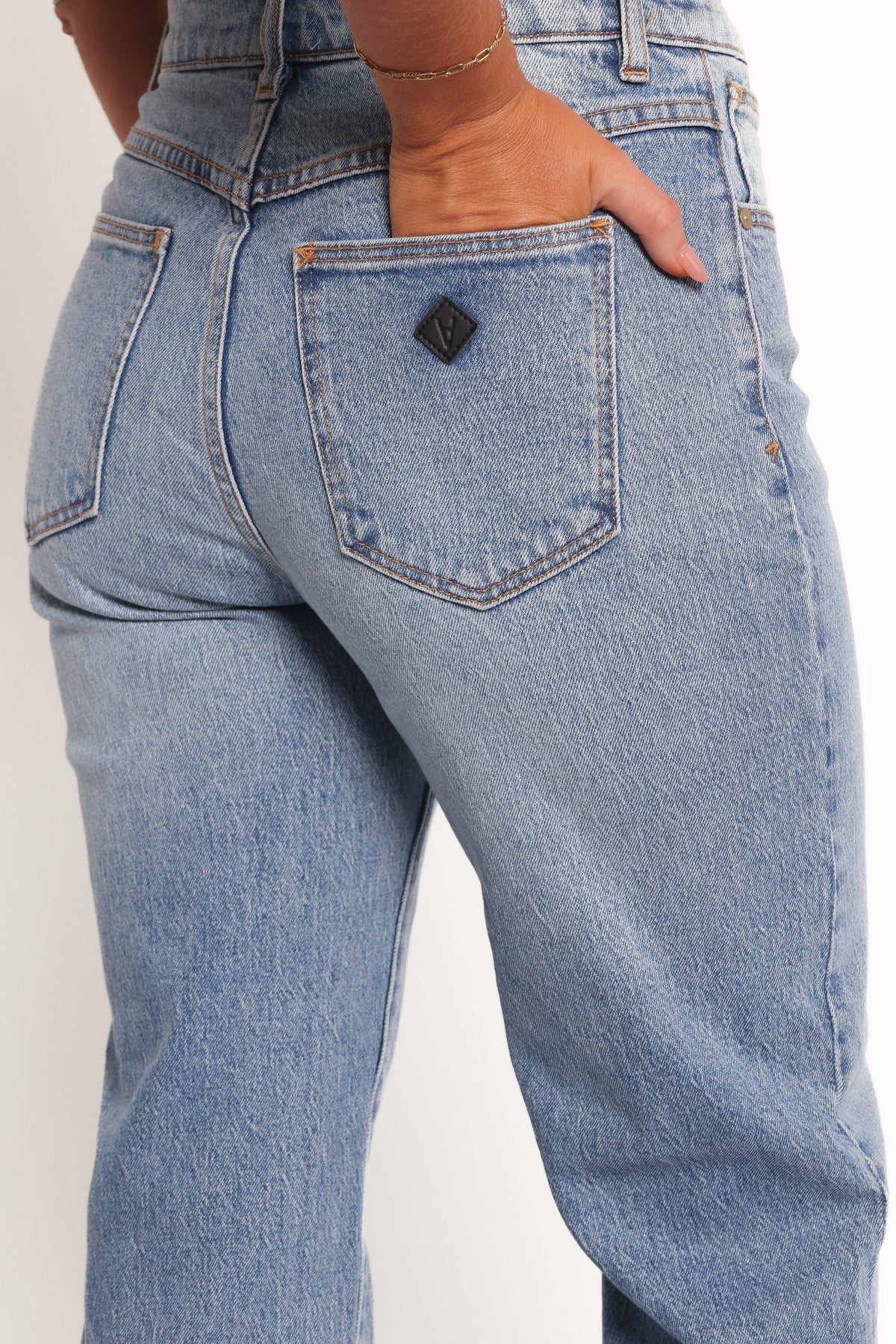 Abrand Mid Straight Jeans in Felicia – view 6 of 8