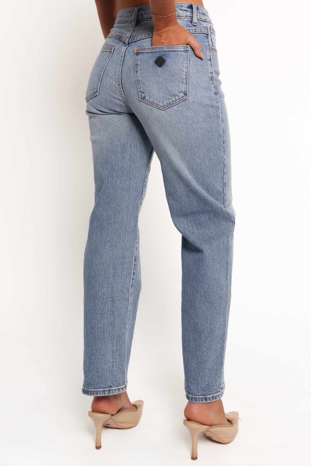 Abrand Mid Straight Jeans in Felicia – view 7 of 8