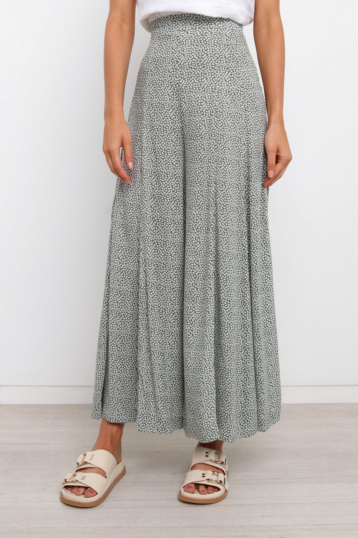 Neveah Pant in Green – view 2 of 7